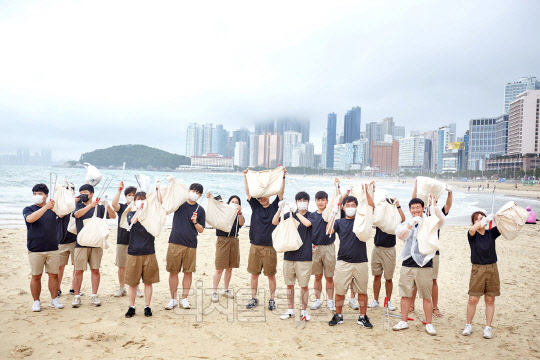 [포토] 유니클로, 한국해양대 청소년해사법학회와 부산 해운대 해양 정화 활동 실시